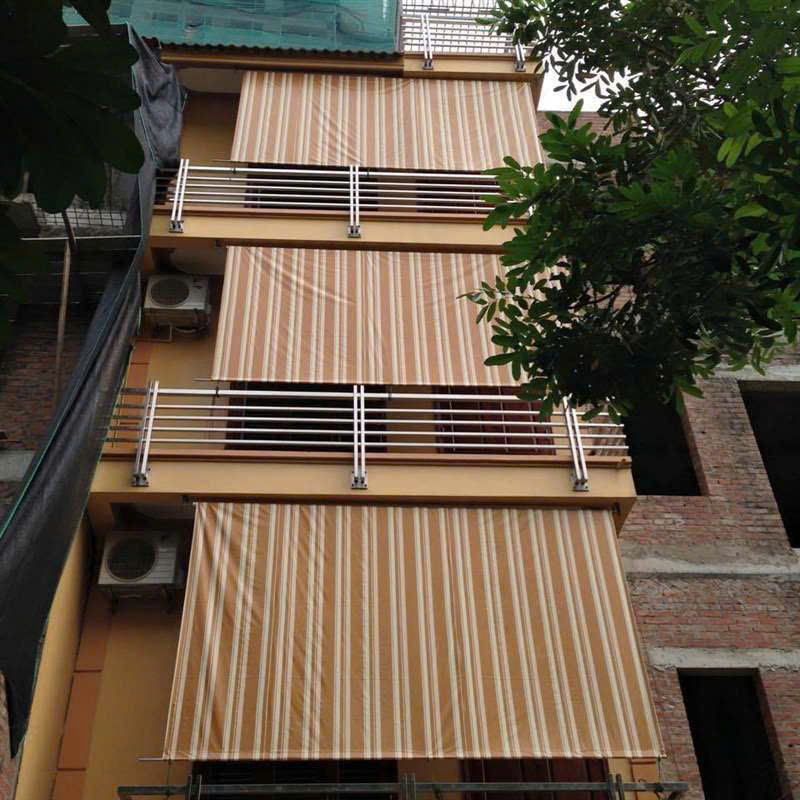 bạt che nắng ban công tự cuốn nhà phố