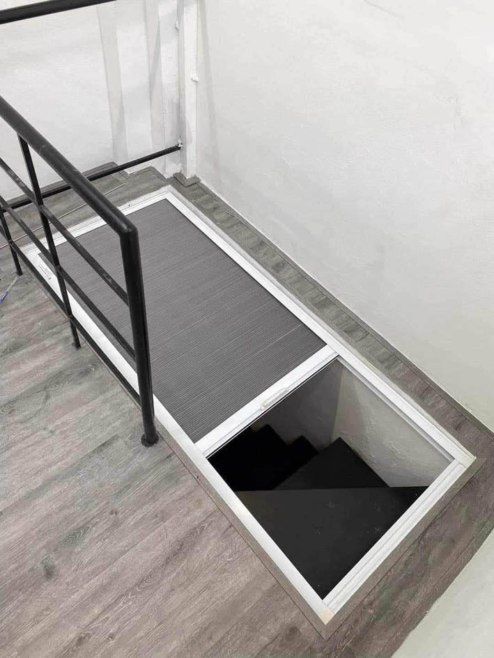 vách rèm tổ ong ngăn lạnh cầu thang